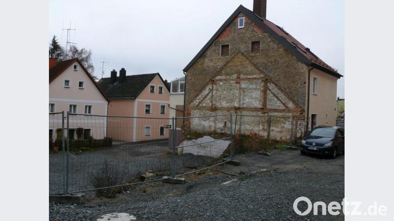 Zehn Stellflächen sollen in der Mühlbachgasse entstehen – unter der Woche für das Rathauspersonal, am Wochenende für die Öffentlichkeit. Bild: kgg