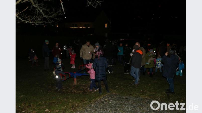 Nikolaus am Kinderspielplatz Bild: Roland Wellenhoefer
