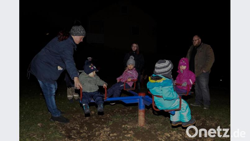 Während die Kinder auf den Nikolaus warteten, nahmen sie die Spielgeräte in Beschlag. Bild: Roland Wellenhoefer