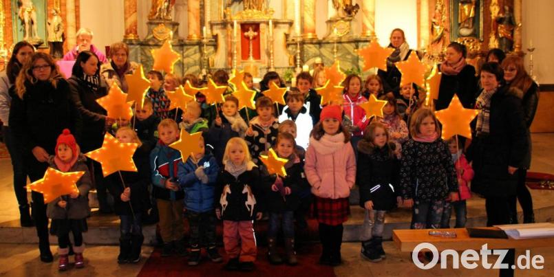 Kindergartenkinder eröffnen musikalisch den Markt. Bild: bjo