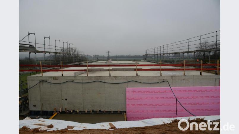 Wenn das Wetter mitspielt werden ab dem 8. Januar die Holzbauwände mit den Nagelbrettbindern auf die Betonplatte aufgesetzt. Bild: bey