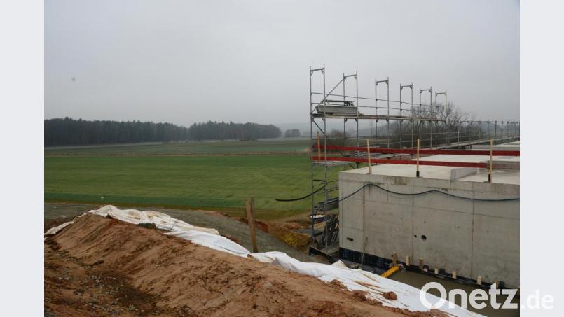 Ein direkter Ausblick auf das Spielfeld ist nur von der Baustelle aus möglich. Der seitliche Blick zeigt aber auch wie gut die Sicht auf das Spielfeld ist. Bild: bey