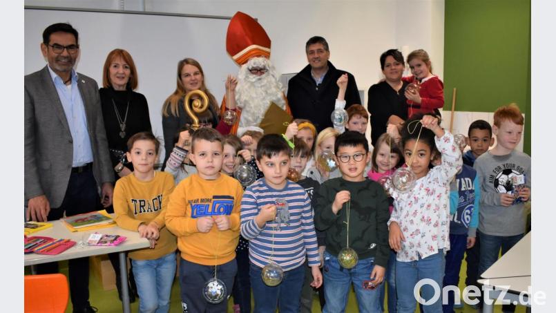 Am Nikolaustag gab es nicht nur Geschenke für die Kinder, sondern auch für Bürgermeister Edgar Knobloch. Mit dabei waren Rektor Thomas Schmidt (von links), Konrektorin Ruth Seitz, Melanie Richter und Susanne Schnabel vom Elternbeirat. Bild: rgr