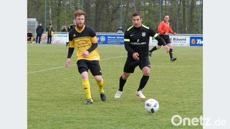 Kapitän Bastian Popp (links) und der FC Tirschenreuth fiebern dem Oberpfalz-Medien-Cup entgegen. Bild: gb