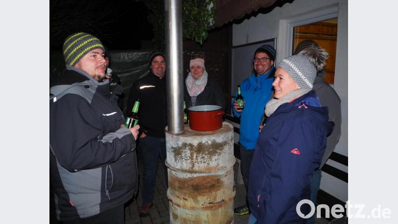 Obwohl es durchaus etwas frisch war in den späten Abendstunden, die Stimmung war aber bestens. Die Misicher hatten viele Möglichkeiten geschaffen, sich aufzuwärmen. Die Abordnung der Schlammersdorfer Feuerwehr hatte sich gleich einen guten Platz gesichert. Bild: wmi