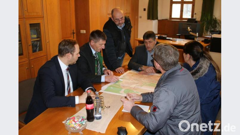 Enrico Delfono, Josef Markl, Oliver Fehr vom Stadtbauamt, Bürgermeister Edgar Knobloch, Otto Eder und Christina Wieninger (von links) begutachten die Standorte der neuen Kabelverzweiger in Grafenwöhr. Bild: sne