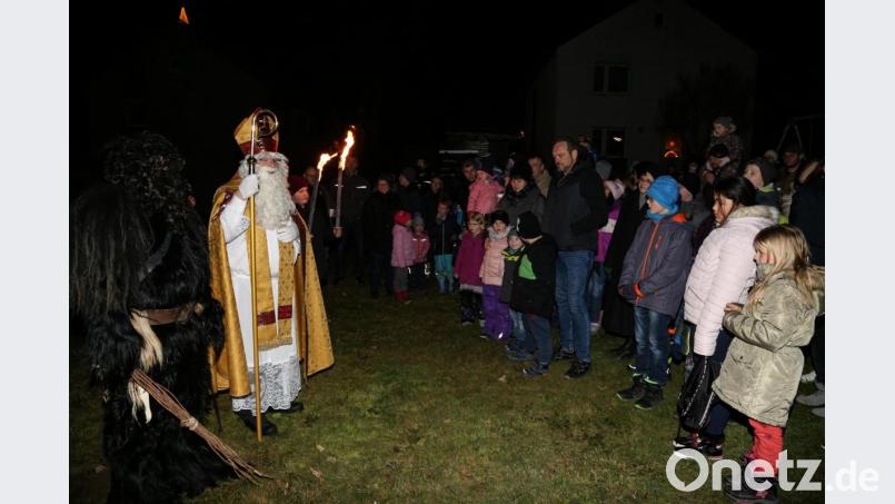 Der echte Nikolaus und nicht der Weihnachtsmann besuchte die Kinder in Erbendorf Bild: Roland Wellenhoefer