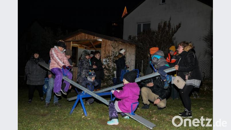 Während die Kinder auf den Nikolaus warteten, nahmen sie die Spielgeräte in Beschlag. Bild: Roland Wellenhoefer