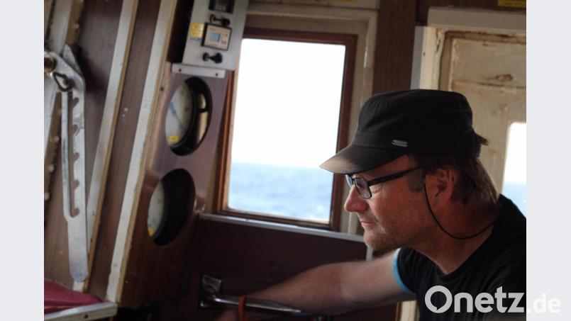 Günther Schmidt als Kapitän der &quot;Sea-Eye&quot; im Rettungseinsatz auf dem Mittelmeer. 2016 retteten er und seine Crew 124 Menschen. Bild: Sea-Eye