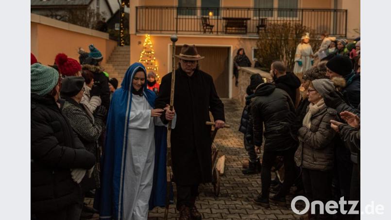 Maria und Josef bahnen sich auf den fünf Stationen der Herbergssuche den Weg durch ein Spalier aus Zuschauern. Bild: chl