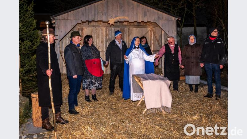 An der fünften Station, der Krippe am Poppenrichter Rathaus, fanden sich alle Akteure ein. Auch die, die dem hochheiligen Paar vorher die Herberge verwehrten, öffneten ihre Herzen in dieser zeitlosen Erzählung. Bild: chl