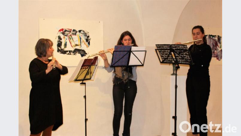 Iwona Simonides, Lehrerin am Max-Reger-Gymnasium und langjährige Freundin von Rolf Dejardin, würdigt den 82-Jährigen musikalisch mit ihren Schülerinnen Katharina Schlereth und Susanne Hiltl (von links). Bild: Dagmar Williamson