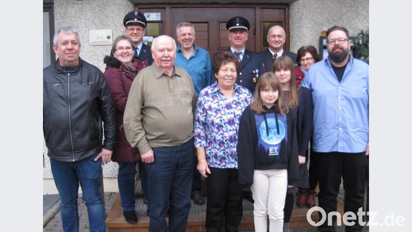 Jubilar Erich Ried (Vierter von links) mit Ehefrau Waltraud, seinen Söhnen, den Vereinsabordnungen, weiteren Gästen und Bürgermeister Walter Schauer. Bild: dl