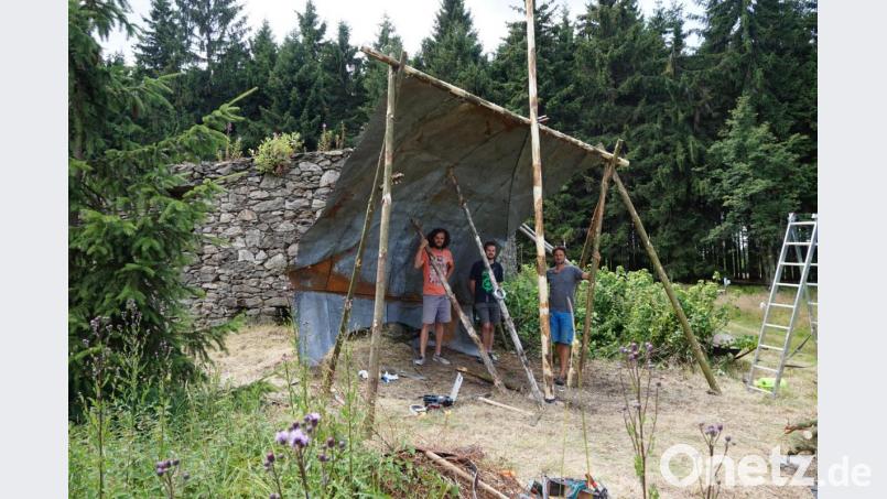 Das Land-Art-Projekt &quot;Verbinden und Zusammenwachsen&quot; - hier das Objekt in der Bügellohe beim Aufbau in diesem Sommer - soll im nächsten Jahr weitergehen. Bild: eib