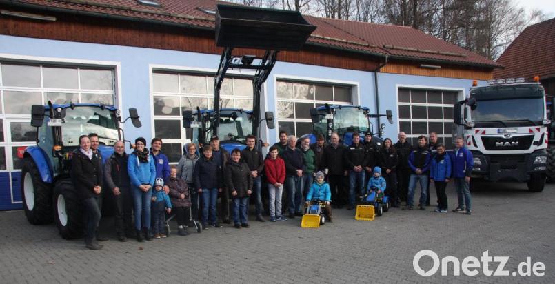 Bereits seit einigen Jahren findet die Fahrzeugsegnung in Leugas im Betrieb von Helmut Oppl (rechts) statt. Den Platz dafür stellt die Familie Oppl zur Verfügung, die auch zu Kaffee und Kuchen einlädt. Bild: wro