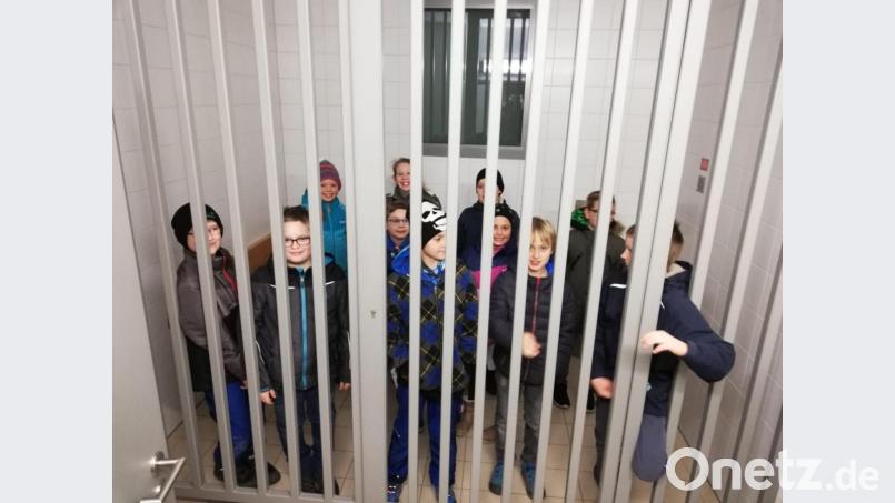 Polizeinachwuchs &quot;hinter Gittern&quot;. Bild: Johannes Werner/exb