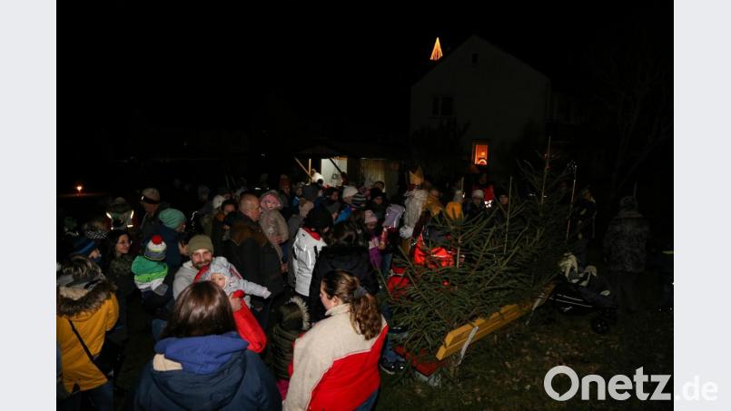 Der echte Nikolaus und nicht der Weihnachtsmann besuchte die Kinder in Erbendorf. Er hatte für jedes Kind eine kleine Gabe dabei. Bild: Roland Wellenhoefer