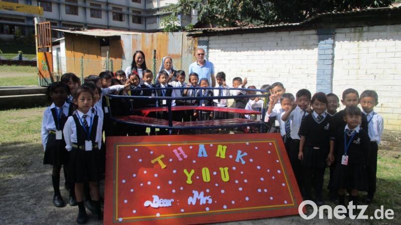 Die Kinder der 1. Klasse mit Schwester Promotti und Miss Katschini bedanken sich bei der Spenderin des Karussells aus dem Eschenbacher Umland Bild: rn
