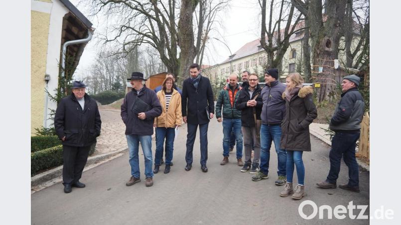 Glatter Asphalt und historisches Pflaster (im Hintergrund links). Diese Kombination überzeugte bei der &quot;Zustandsfeststellung&quot; in Guteneck nicht nur Bürgermeister Johann Wilhelm (links). Bild: bl