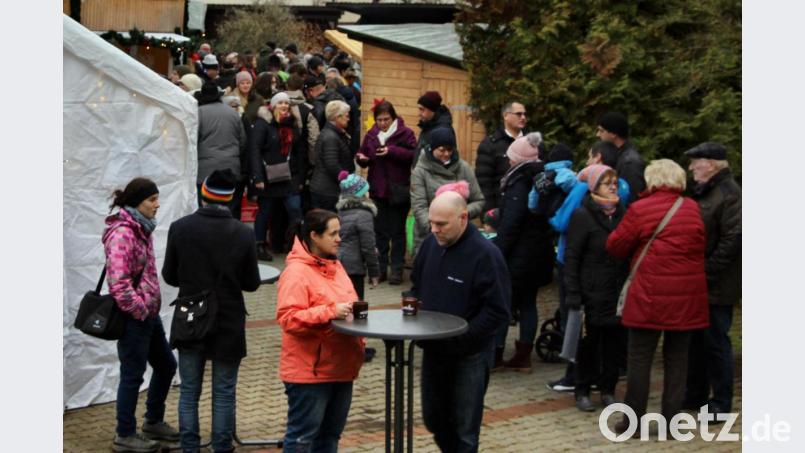 Budenzauber am Vorplatz der Schule. Bild: ds