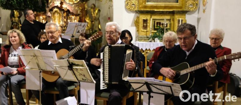 Still wird es in der katholischen Pfarrkirche St. Johannes der Täufer, als die Musikanten und Sänger aus dem Pleysteiner und Miesbrunner Land das 6. Adventssingen der Volksbank Raiffeisenbank Nordoberpfalz eröffneten. Bild: le