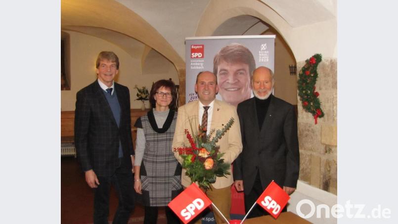 Josef Birner (Dritter von links mit seiner Frau Elisabeth Birner) ist erneut Bürgermeisterkandidat der Hirschauer SPD. Landratskandidat Michael Rischke (links) und Vorsitzender Günther Amann (rechts) gratulieren zum einstimmigen Ergebnis. Bild: ag