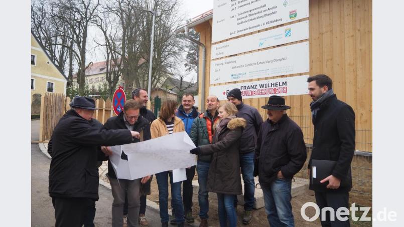 Bauoberrat Martin Stahr, Alfons Himmelstoß vom Verband für ländliche Entwicklung (von rechts) und Bürgermeister Johann Wilhelm (links) sind sich mit allen Beteiligten jetzt schon einig über die Aufwertung durch die Dorferneuerung. Von allen Seiten gab es Lob für die vorbildliche Zusammenarbeit. Bild: bl