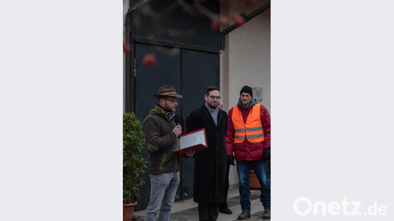 Pfarrer Dominik Mitterer und Organisator Martin Gerstacker (links) begrüßen die zahlreichen Gäste, die der aufwendig inszenierten Herbergssuche beiwohnten. Bild: chl