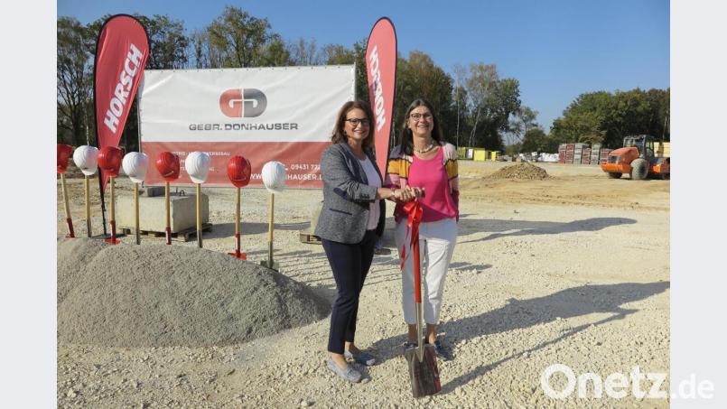 Claudia Donhauser (links) und Cornelia Horsch (rechts) vollzogen symbolisch den Spatenstich für die &quot;Waldfabrik&quot; am Standort Schwandorf-Sitzenhof. Bild: Hirsch