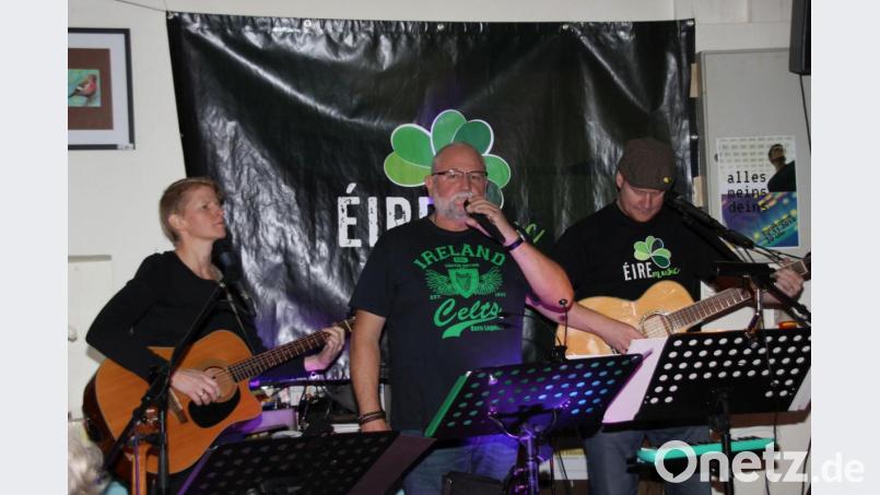 Musikalische Unterhaltung mit Tiefgang und erfrischender Heiterkeit, dafür steht die dreiköpfige Band Eiré Music, die sich zum wiederholten Male in der Buchhandlung Carl Mayr am Schrannenplatz ein Stelldichein gab. Bild: ads