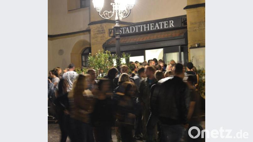 Als die Polizei eintraf, tummelten sich auf dem Schrannenplatz rund 200 Gäste der Veranstaltung. Bei diesem Bild handelt es sich um ein Symbolfoto aus dem Archiv. Bild: Petra Hartl