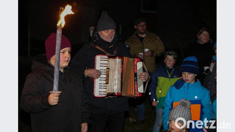 Mit Unterstützung von Gerd Schmid am Akkordeon stimmten die kleinen und die großen Besucher gemeinsam eine weihnachtliche Weise an. Bild: Roland Wellenhoefer