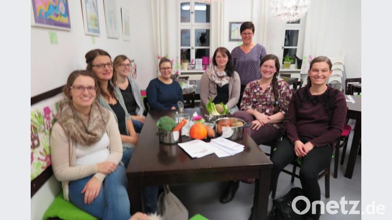 Barbara Michalski (hinten stehend) bereitete mit den Müttern gesunde und schmackhafte Breikost zu. Bild: jzk