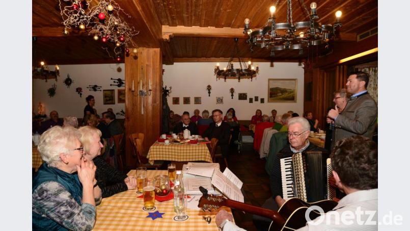 Bürgermeister Rainer Rewitzer und Seniorenbeauftragte Edeltraut Höhne luden zur Seniorenadventfeier ein. Mit dabei auch Pater Reinhold Schmitt und Pfarrer Dieter Schinke (Mitte). Bild: bey