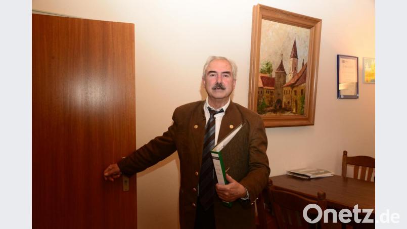 Die Türklinke zum Bürgermeisterzimmer nimmt Karl-Heinz Preißer mal symbolisch in die Hand. Bild: bey