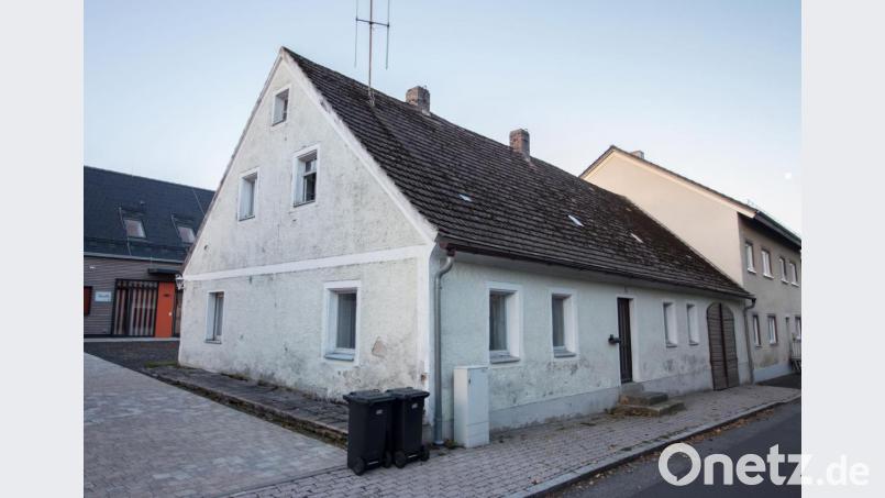 In diesem Gebäude in der Blumenstraße 22 soll ein Bürgertreff samt Wohnung entstehen. Klaus Dieter Stiefler vom Architekturbüro RSP stellt in der Marktratsitzung seine Pläne dafür vor – die jetzt beschlossene Sache sind. Archivbild: dtr