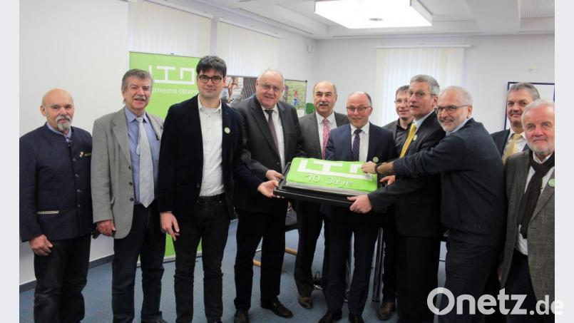 Mit einem Zehn-Jahre-LTO-Kuchen wurde am Donnerstag schon einmal ins Jubiläumsjahr gefeiert - und auch sonst hatten Geschäftsführer Wolfgang Meidenbauer (4.v.r.) und Künstlerischer Leiter Till Rickelt (3.v.l.) einiges zu berichten Bild: stg