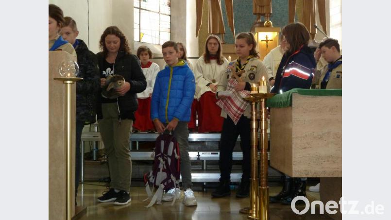 Die Sippe Igel der Pfadfinder Windischeschenbach legte Gegenstände vor den Altar, die sie im Zeltlager an die Schöpfungswerke erinnern. Bild: wrm