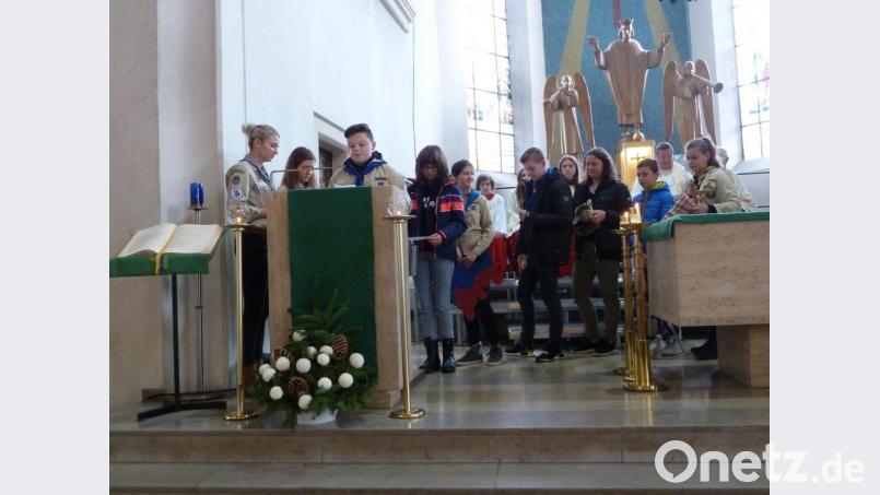 Die Sippe Igel der Pfadfinder Windischeschenbach legte Gegenstände vor den Altar, die sie im Zeltlager an die Schöpfungswerke erinnern. Bild: wrm