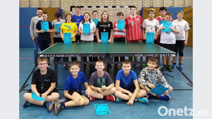Stolz präsentieren die Teilnehmer beim Tischtennisbezirksturnier der Förderschulen mit dem Förderschwerpunkt geistige Entwicklung ihre Urkunden und Medaillen. Die Leitung des Turniers liegt in den Händen von Markus Schuller (links hinten). Bild: grm