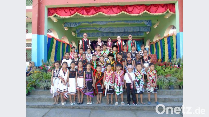 Das Willkommensfest für eine Abordnung aus Weisendorf für Entwicklungshelfer Hans Rupprecht (rechts oben), die Kinder verschiedener Stämme sowie für die Weisendorfer Ehrengäste zu einem "Cultural Day". Bild: rn
