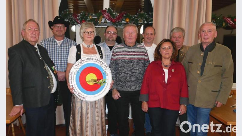 Die Sieger und Geehrten (von links): Präsident Hanns-Peter Oechsner, Karl Platzer, Doris Koller-Dockter, Matthias Schmidt, Klaus Hermann, Schützenmeister Peter Hüttner, Ilonka Fojt, Karl Kugler und Gauschützenmeister Heinrich Fraunholz. Bild: lj