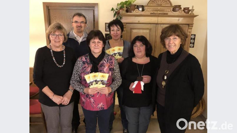 Christine Rottland (rechts) stellte den Vorsitzenden des Frauen- und Müttervereins Waltraud Köllner (Dritte von links), Erna Hofmann (Dritte von rechts), Marianne Forster (Zweite von rechts) und ihrem geistlichen Beirat Stadtpfarrer Martin Besold (Zweiter von links) beim Heimatbesuch bei ihrer Schwester Johanna Schirdewahn (links) das Hilfsprojekt für werdende Mütter vor. Bild: sas