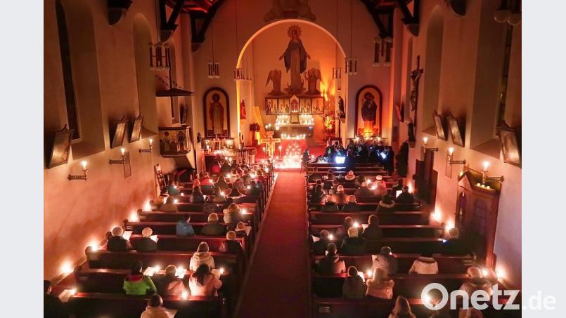 Das Friedenfelser Gotteshaus war bei einer Taizé-Andacht in warmes Licht getaucht. Nur Kerzen erhellten die Pfarrkirche und schufen bei der beeindruckenden Gesangs- und Gebetsstunde die richtige Atmosphäre. Bild: bsc