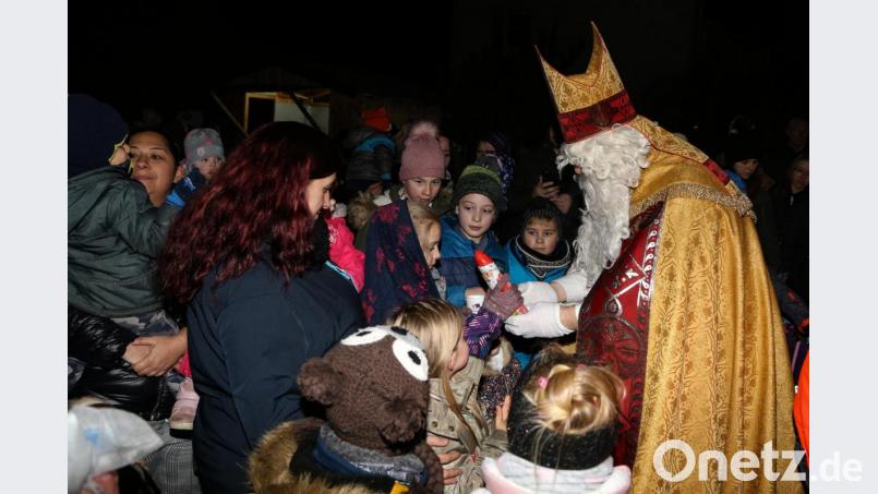 Der echte Nikolaus und nicht der Weihnachtsmann besuchte die Kinder in Erbendorf. Er hatte für jedes Kind eine kleine Gabe dabei. Bild: Roland Wellenhoefer