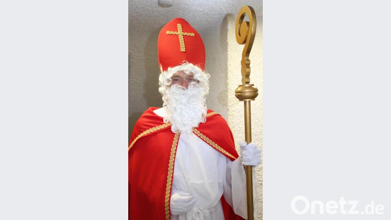 Echt nur mit Bischofsmütze und Stab - der heilige Nikolaus alias Heiner Hagn. Bild: m