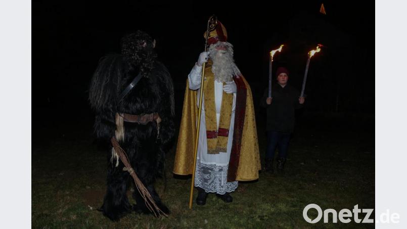 Der echte Nikolaus und nicht der Weihnachtsmann besuchte die Kinder in Erbendorf Bild: Roland Wellenhoefer