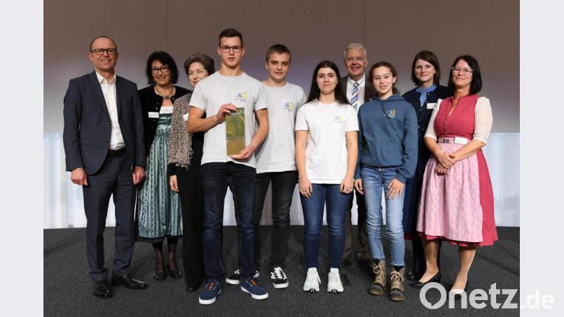Bei der Preisverleihung waren dabei: (von links) Christof Prechtl, Hannelore Reil-Heining, Elfriede Ohrnberger, Lukas Fleischmann, Tom Seidl, Johanna Eckl, Michael Mötter, Theresa Forster, Anne Bräuer, und Liane Schuster. Bild: Andreas Gebert