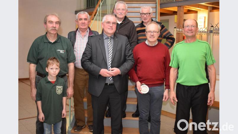 In der Bürgerversammlung zeichnete Bürgermeister Richard Tischler (Mitte) acht Bürger für ihre besonderen Leistungen aus: (von links) Nachwuchsbogenschütze Max Riedel, Albert Sittl, Georg Hösl, Fritz Schlatterer, Hermann Moritz, Reinhard Steindl und Karl Seegerer. Bild: bnr