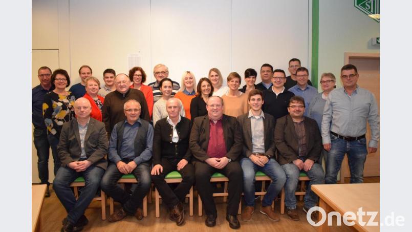 Die Kandidaten der Kommunalen Wählergruppe Stulln für den Kommunalwahlkampf 2020 stehen fest.Neun Frauen und 15 Männer stellen sich dem Votum der Wähler. Bild: bnr